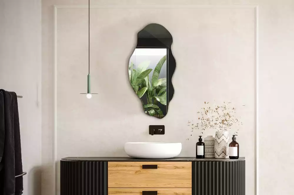 Nietypowe lustro ścienne jako oryginalna dekoracja