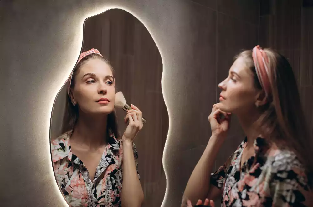 Lustro nieregularny kształt podświetlana LED plama