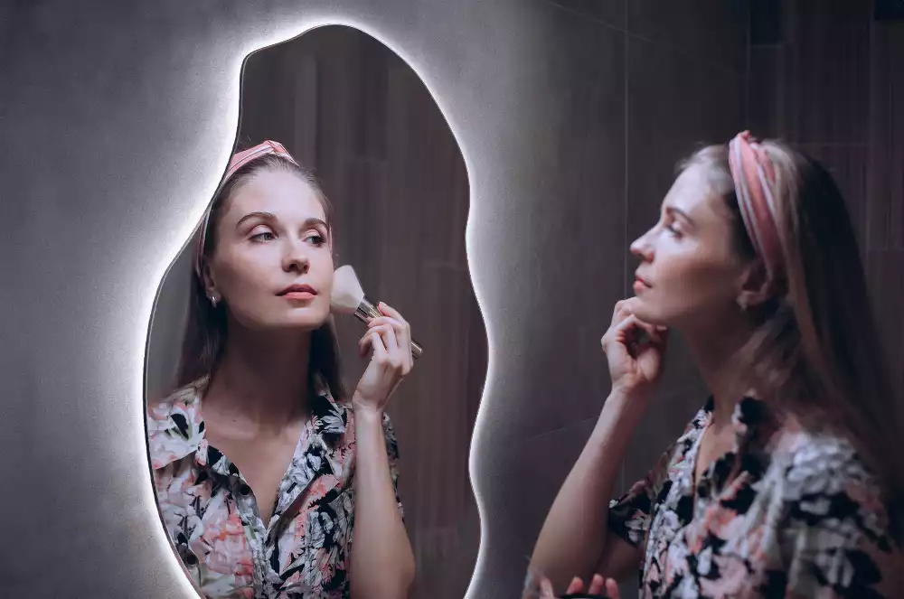 Lustro w nieregularnym kształcie z podświetleniem LED