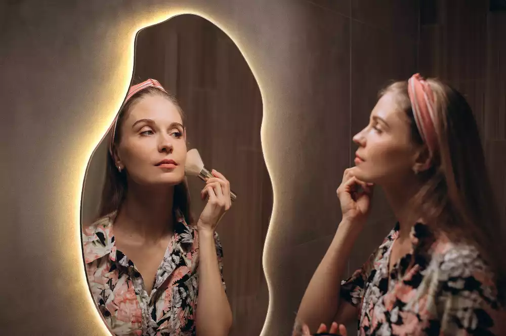 Lustro w nieregularnym kształcie z podświetleniem LED