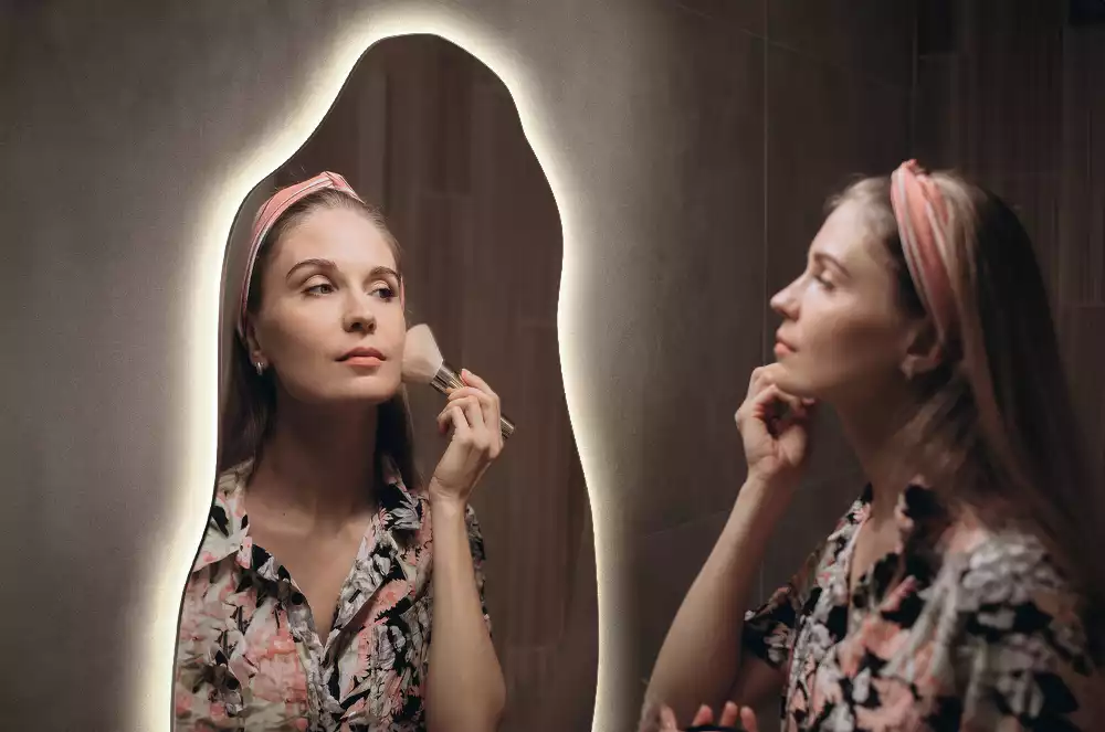 Lustro organiczne z podświetleniem w stylowej oprawie