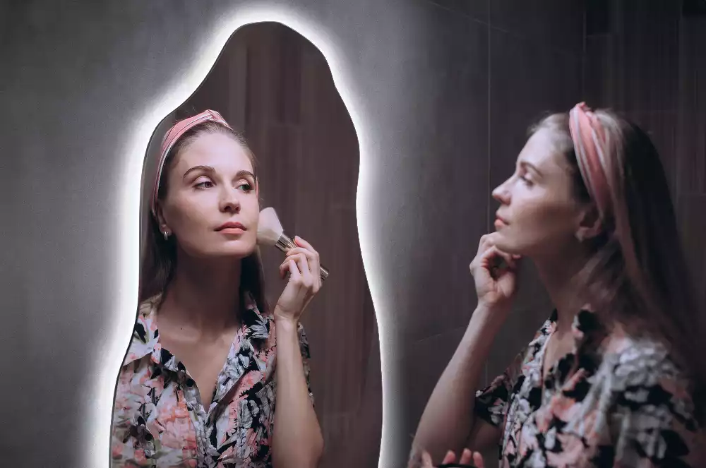 Lustro organiczne z podświetleniem w stylowej oprawie