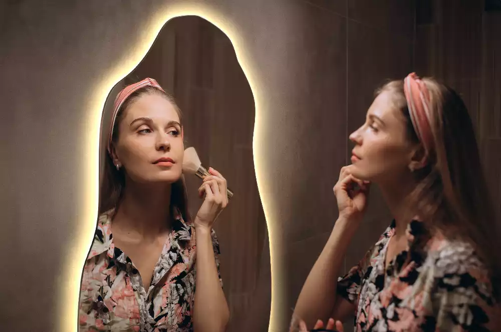 Lustro organiczne z podświetleniem w stylowej oprawie