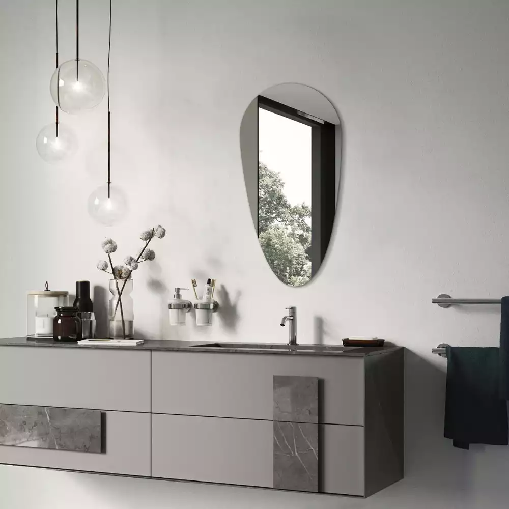 Lustro w kształcie nieregularnej kropli do zawieszenia na ścianie