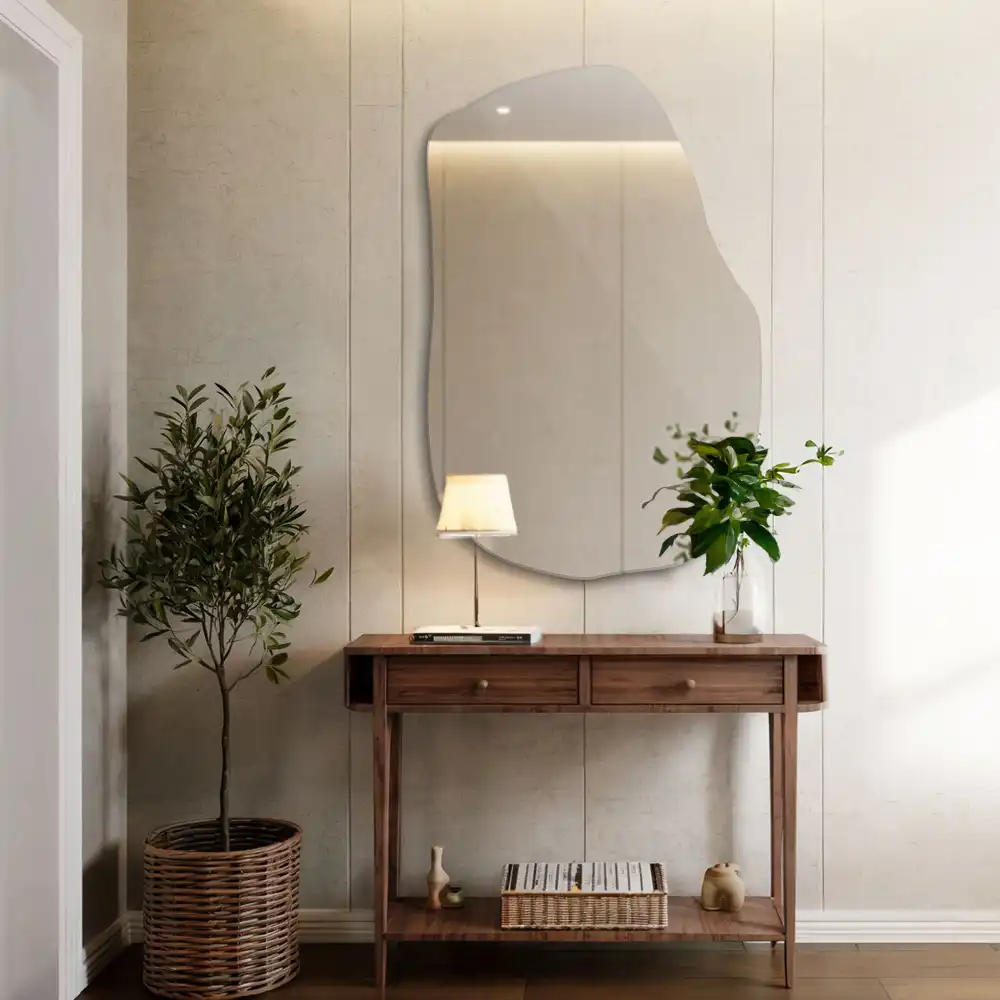 Lustro w nieregularnym kształcie jako modny akcent do wnętrza