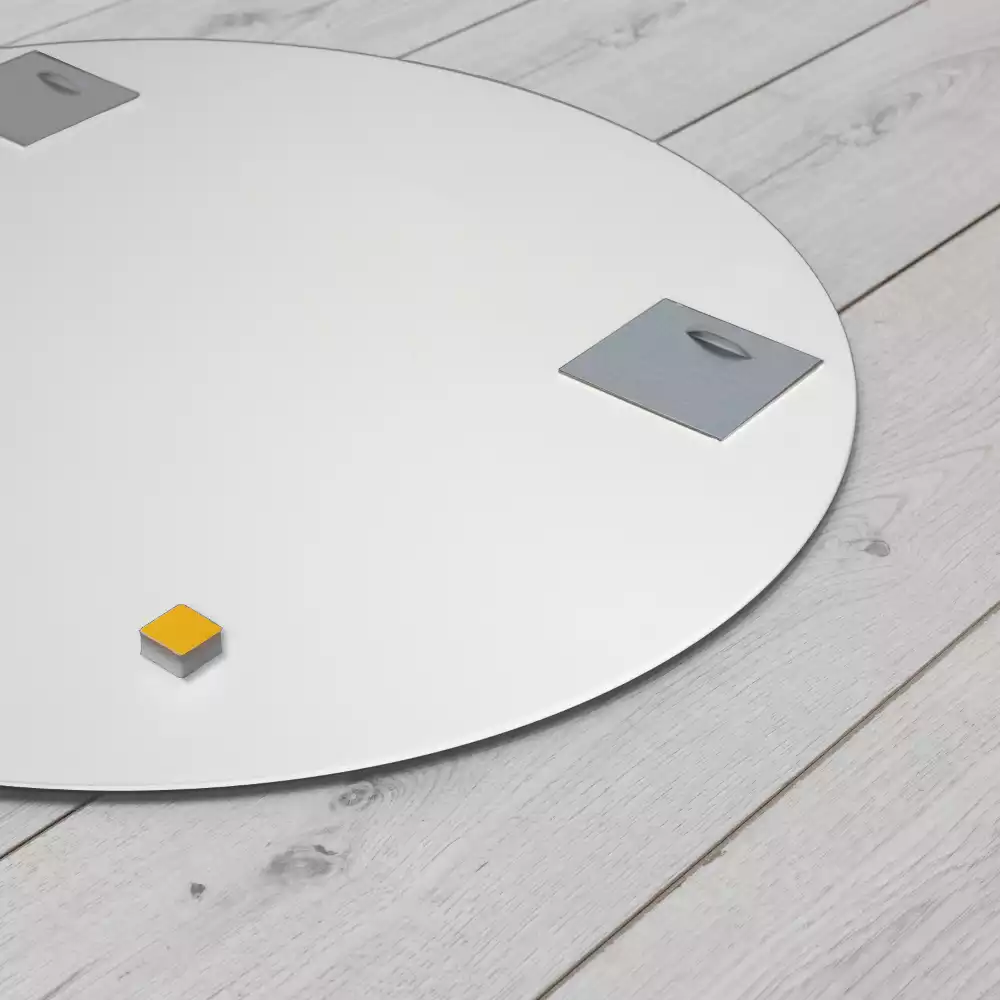 Okrągłe lustro wiszące w białej ramie