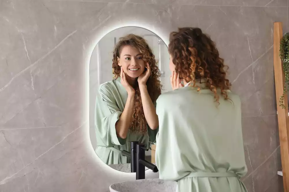 Lustro dekoracyjne o owalnym kształcie z podświetleniem, przeznaczone do zawieszenia