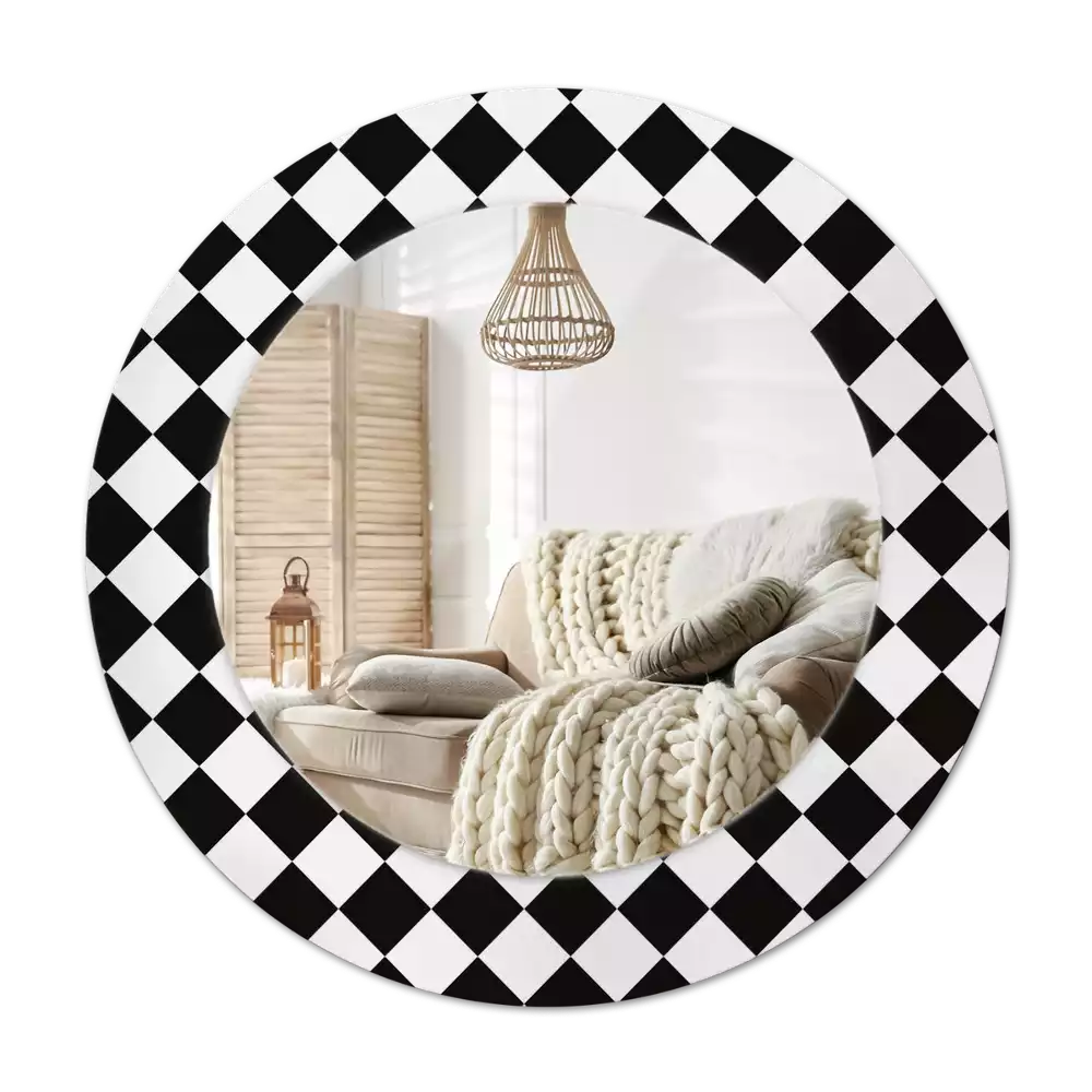 Lustro z drukowaną ramką w motywem szachownicy, przeznaczone do powieszenia nad biurkiem