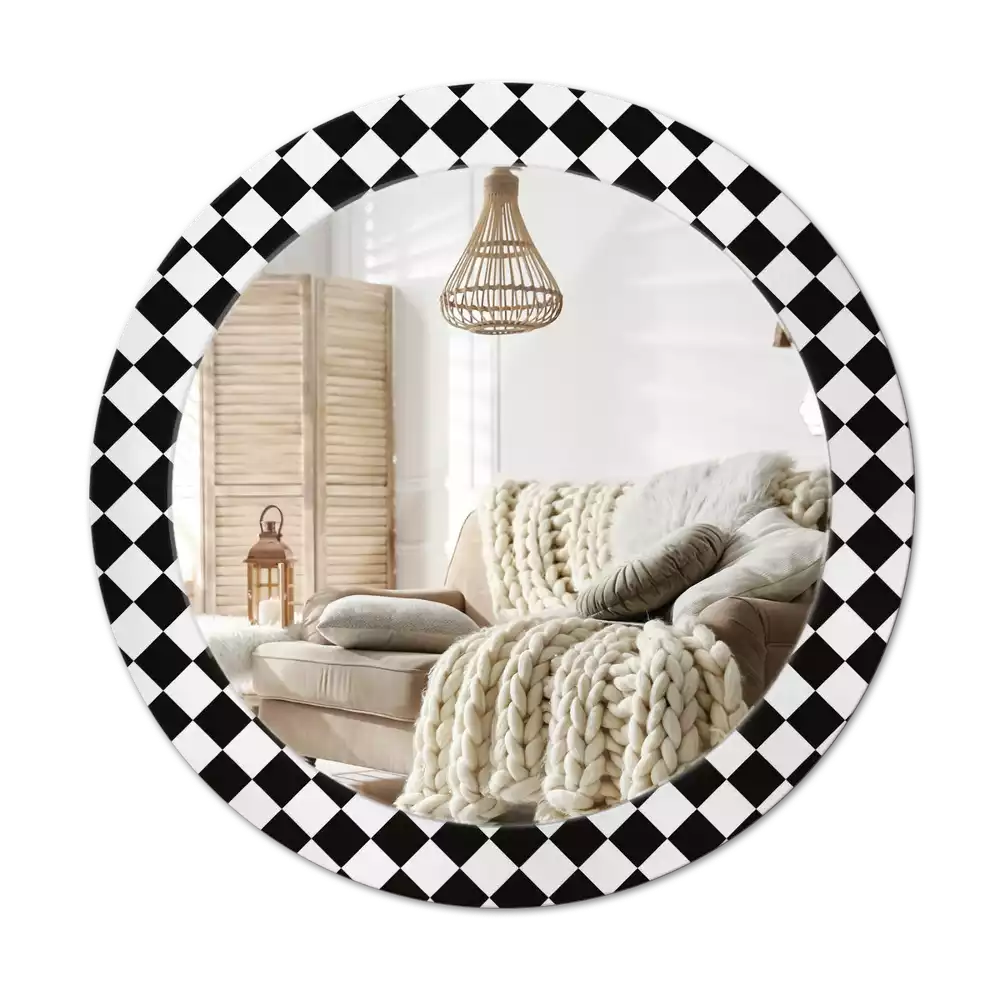 Lustro z drukowaną ramką w motywem szachownicy, przeznaczone do powieszenia nad biurkiem