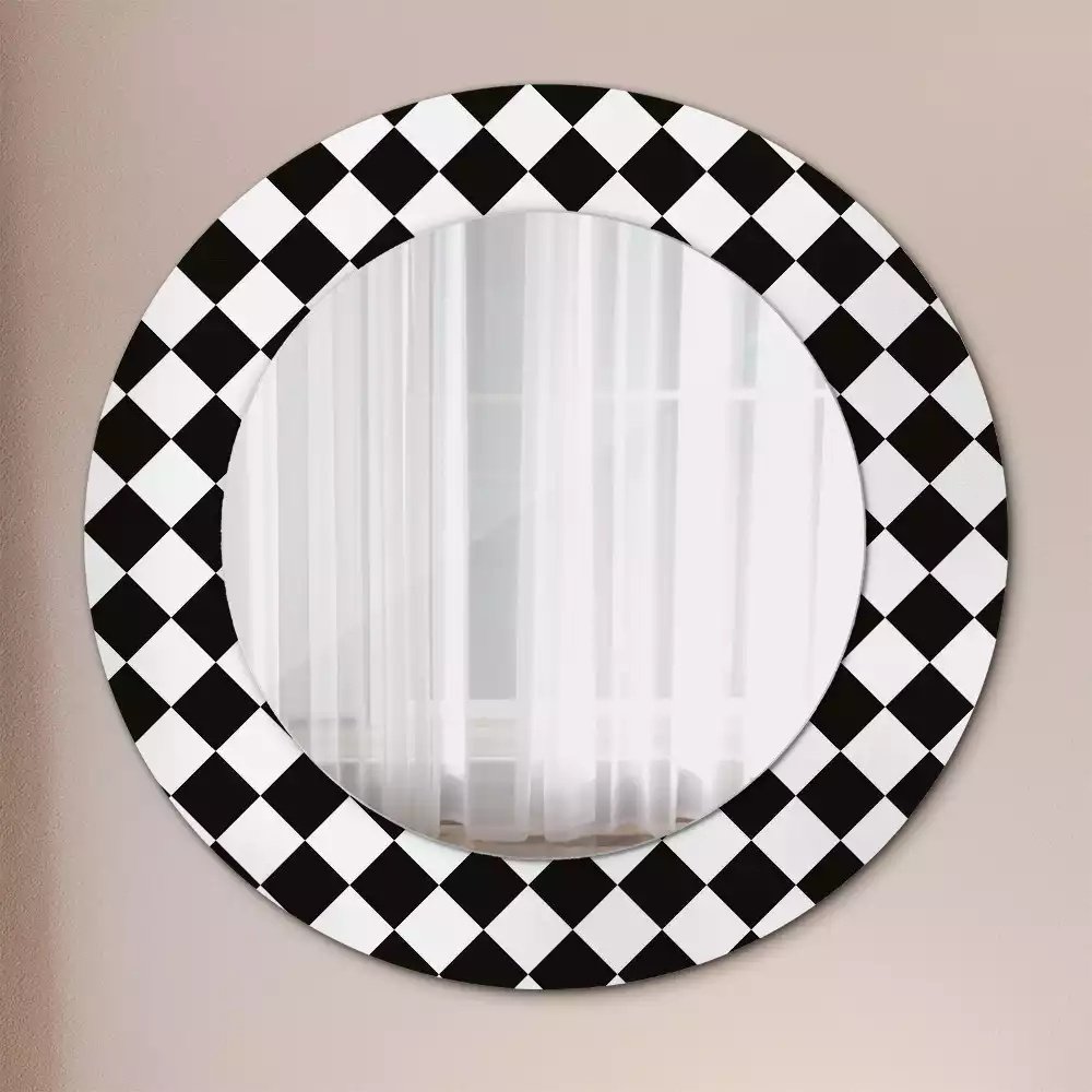 Lustro z drukowaną ramką w motywem szachownicy, przeznaczone do powieszenia nad biurkiem