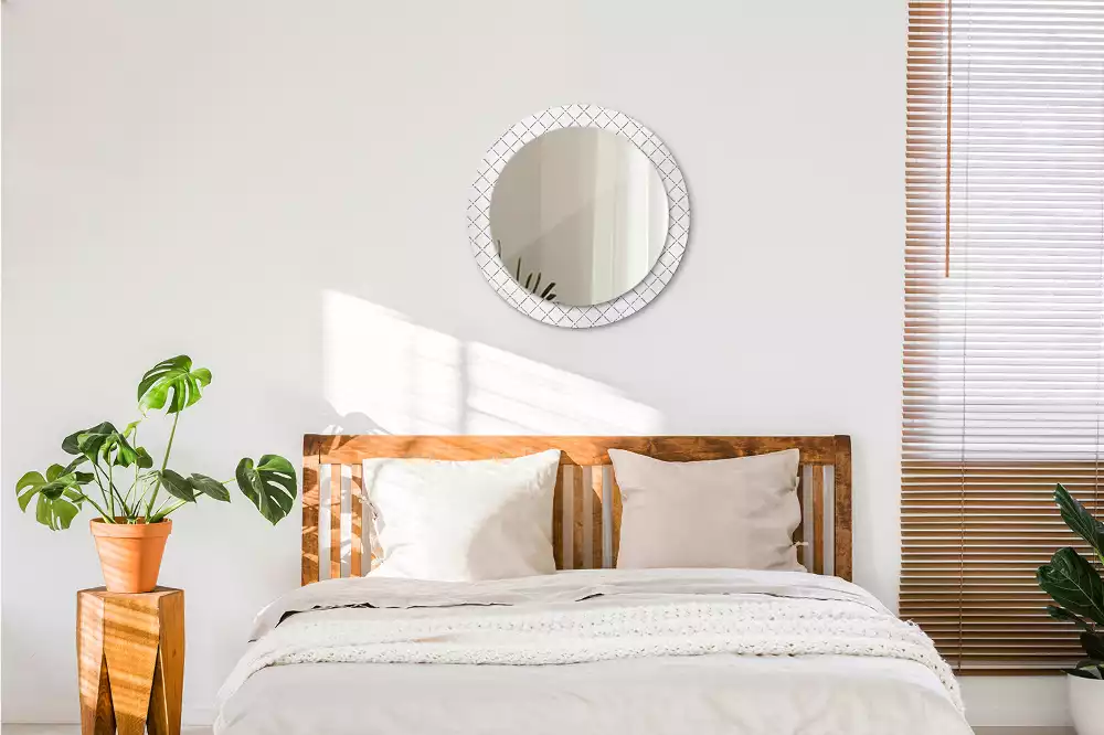 Lustro w ozdobnej ramie z nadrukiem przedstawiającym poprzeczne linie, w wersji okrągłej