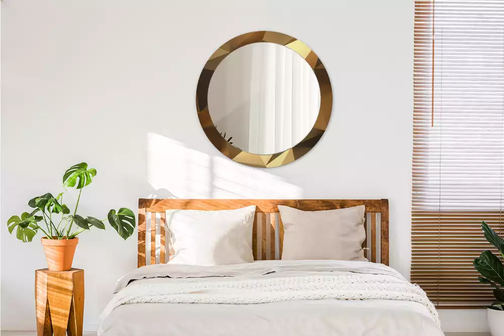 Lustro z drukowaną ramką o geometrycznym wzorze