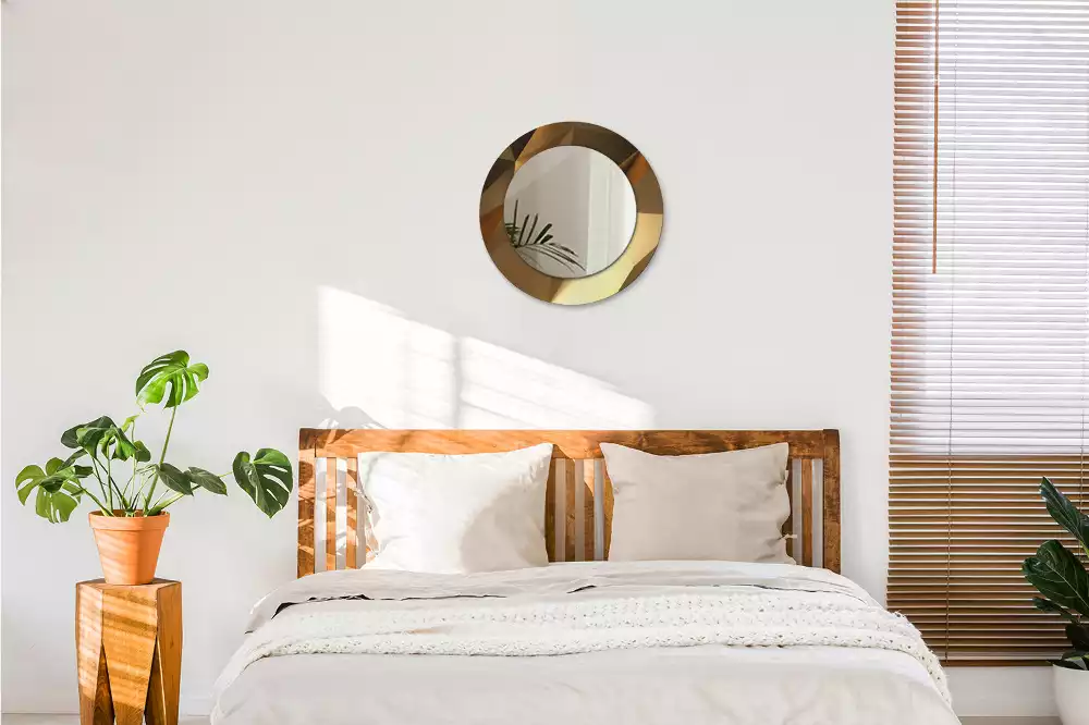 Lustro z drukowaną ramką o geometrycznym wzorze