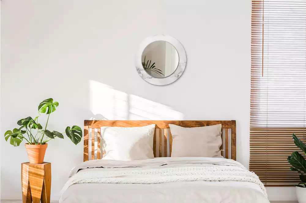 Lustro z okrągłą ramką z nadrukiem w kolorze białego marmuru