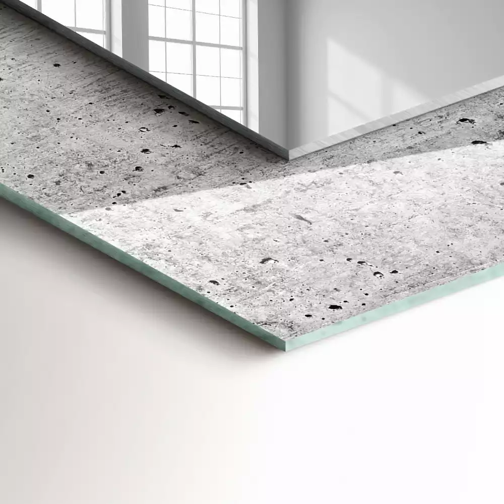 Lustro dekoracyjne z nadrukiem przedstawiającym betonową ścianę w teksturze