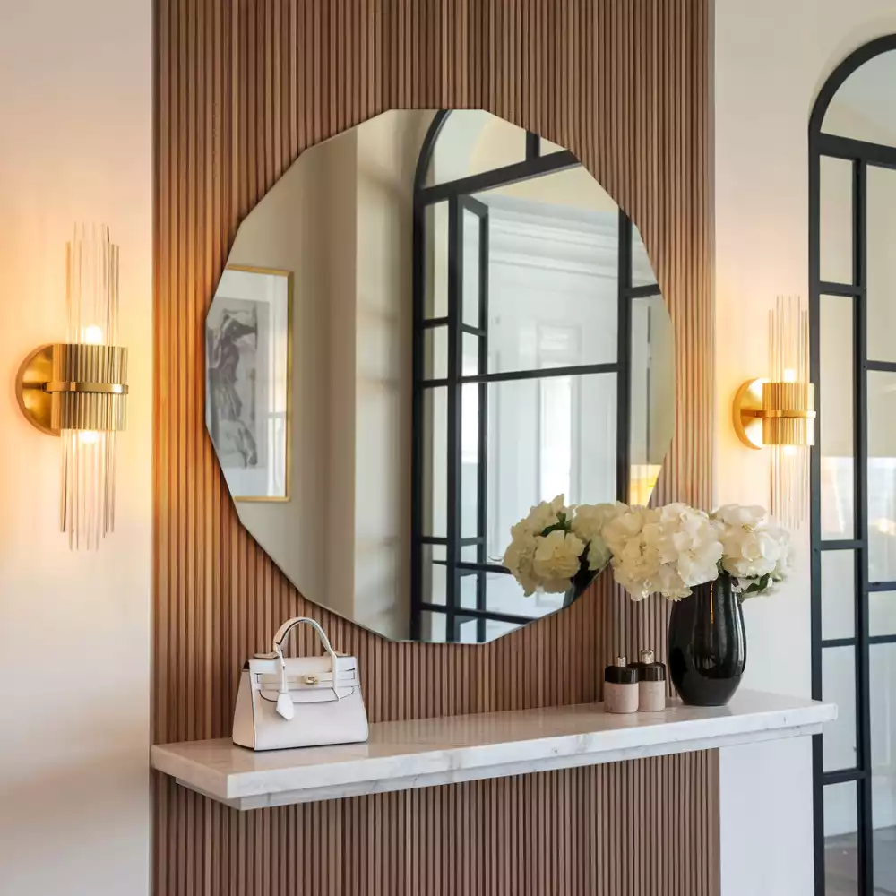 Lustro w geometrycznym kształcie o oryginalnym designie