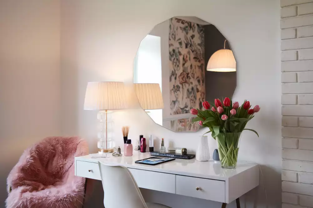 Lustro w geometrycznym kształcie o oryginalnym designie