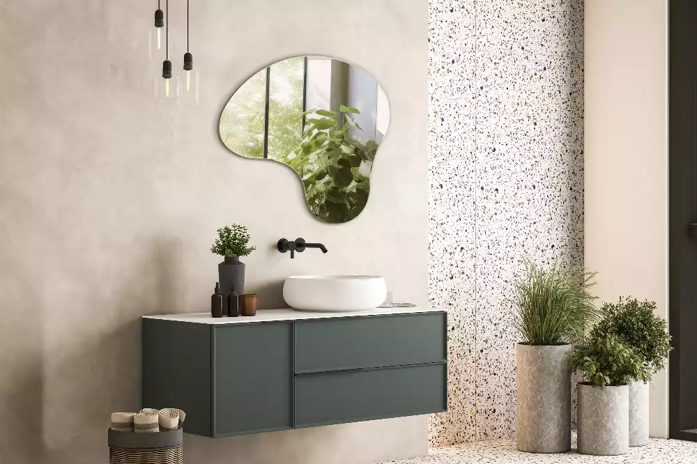 Lustro w organicznym kształcie bez ramy przeznaczone do zawieszenia